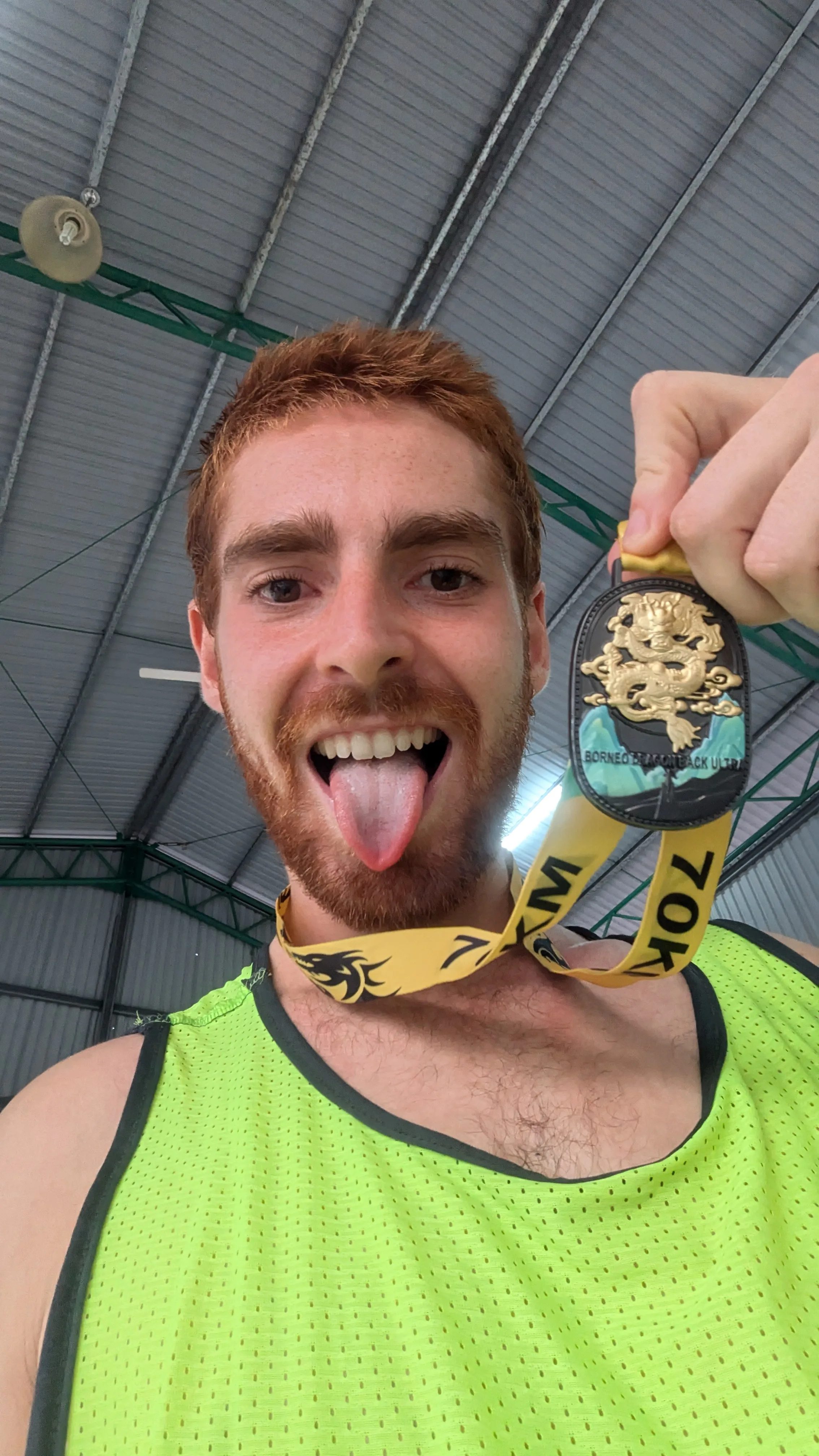 Bram met de Borneo Dragon Back Ultra 70km medaille